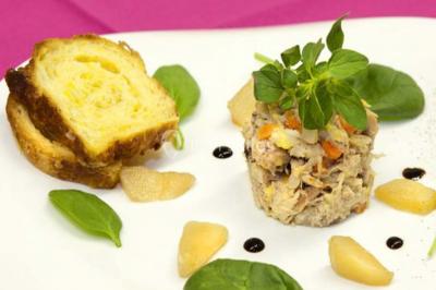 Miniature Traiteur Les Villages Vovéens (Eure-et-Loir) - Le Quai Fleuri #13 Camion noir de traiteur ’Le Quai Fleuri’ garé devant un bâtiment, avec visuels de prestations culinaires sur les panneaux.