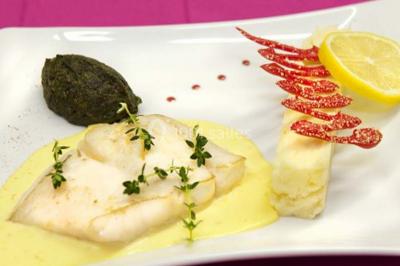 Miniature Traiteur Les Villages Vovéens (Eure-et-Loir) - Le Quai Fleuri #14 Camion noir de traiteur ’Le Quai Fleuri’ garé devant un bâtiment, avec visuels de prestations culinaires sur les panneaux.