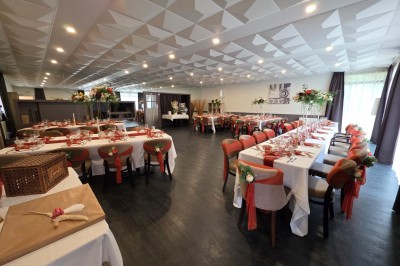 Miniature Traiteur Les Villages Vovéens (Eure-et-Loir) - Le Quai Fleuri #7 Camion noir de traiteur ’Le Quai Fleuri’ garé devant un bâtiment, avec visuels de prestations culinaires sur les panneaux.