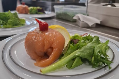 Miniature Location salle Contrexéville (Vosges) - Casino Partouche de Contrexéville #14 Salle de conférence lumineuse avec tables disposées en U, écran de projection et grandes fenêtres donnant sur l'extérieur.