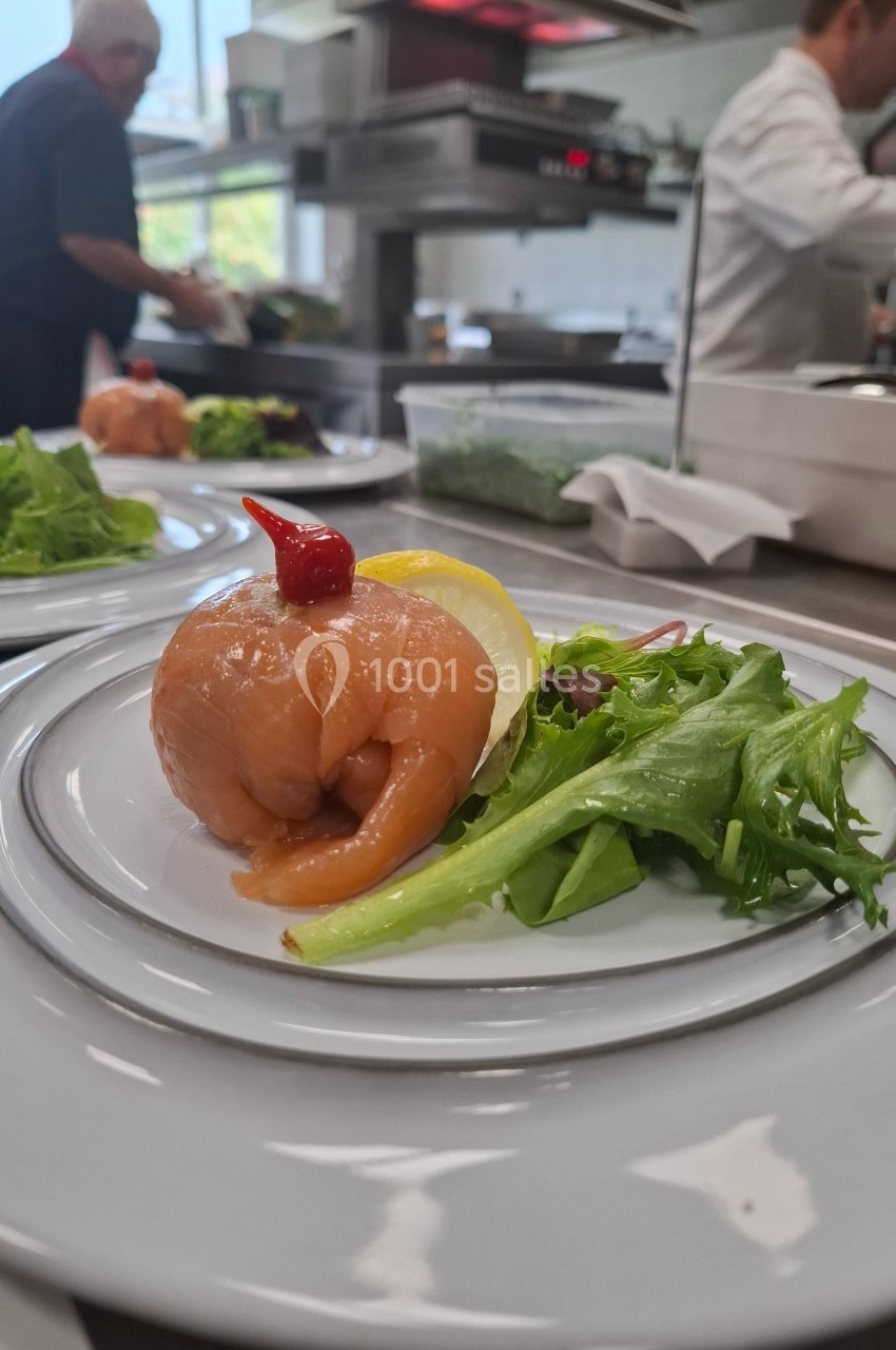 Location salle Contrexéville (Vosges) - Casino Partouche de Contrexéville #14 Assiette avec un roulé de saumon fumé garni d'un piment rouge, accompagné de salade verte et d'un quartier de citron.
