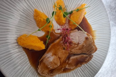 Miniature Location salle Contrexéville (Vosges) - Casino Partouche de Contrexéville #15 Salle de conférence lumineuse avec tables disposées en U, écran de projection et grandes fenêtres donnant sur l'extérieur.