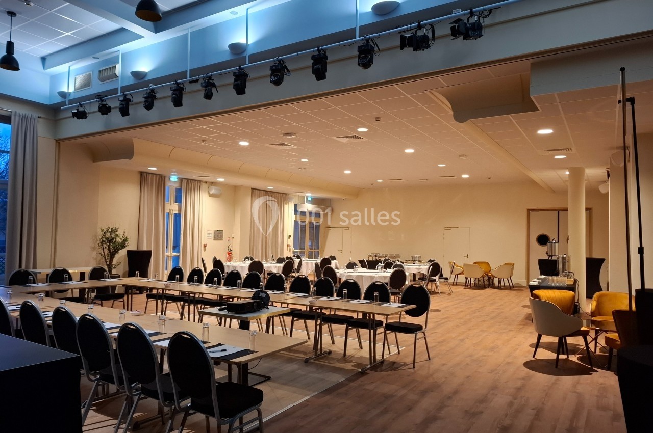 Location salle Contrexéville (Vosges) - Casino Partouche de Contrexéville #16 Salle de conférence lumineuse avec des tables disposées en U, des chaises alignées et un espace pour des présentations.