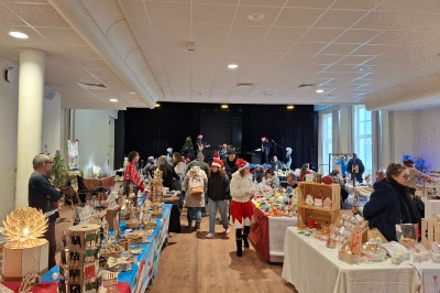 Miniature Location salle Contrexéville (Vosges) - Casino Partouche de Contrexéville #17 Salle de conférence lumineuse avec tables disposées en U, écran de projection et grandes fenêtres donnant sur l'extérieur.