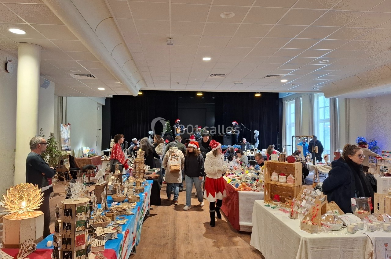 Location salle Contrexéville (Vosges) - Casino Partouche de Contrexéville #17 Salle animée avec des stands d'artisanat, des visiteurs et une scène décorée pour un marché de Noël.