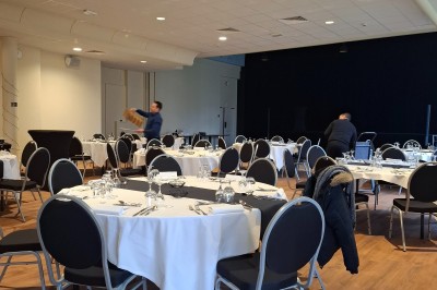 Miniature Location salle Contrexéville (Vosges) - Casino Partouche de Contrexéville #20 Salle de conférence lumineuse avec tables disposées en U, écran de projection et grandes fenêtres donnant sur l'extérieur.