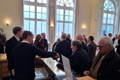 Miniature Location salle Contrexéville (Vosges) - Casino Partouche de Contrexéville #21 Salle de conférence lumineuse avec tables disposées en U, écran de projection et grandes fenêtres donnant sur l'extérieur.