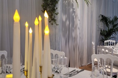 Miniature Location salle Contrexéville (Vosges) - Casino Partouche de Contrexéville #7 Salle de conférence lumineuse avec tables disposées en U, écran de projection et grandes fenêtres donnant sur l'extérieur.