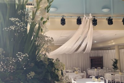 Miniature Location salle Contrexéville (Vosges) - Casino Partouche de Contrexéville #22 Salle de conférence lumineuse avec tables disposées en U, écran de projection et grandes fenêtres donnant sur l'extérieur.