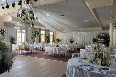 Miniature Location salle Contrexéville (Vosges) - Casino Partouche de Contrexéville #3 Salle de conférence lumineuse avec tables disposées en U, écran de projection et grandes fenêtres donnant sur l'extérieur.