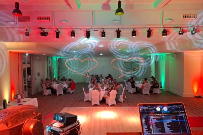 Miniature Location salle Contrexéville (Vosges) - Casino Partouche de Contrexéville #8 Salle de conférence lumineuse avec tables disposées en U, écran de projection et grandes fenêtres donnant sur l'extérieur.