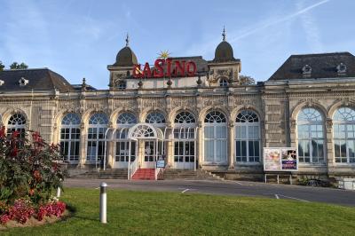 Miniature Location salle Contrexéville (Vosges) - Casino Hôtel Cosmos & SPA #2 Façade d'un hôtel ancien à plusieurs étages, avec des fenêtres symétriques et un ciel bleu dégagé en arrière-plan.