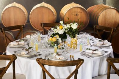 Miniature Location salle Gouvieux (Oise) - Château Jeanne & The Forest - Château de Montvillargenne #12 Un couple en tenue de mariage se tient devant une porte illuminée, entouré de briques et de végétation.