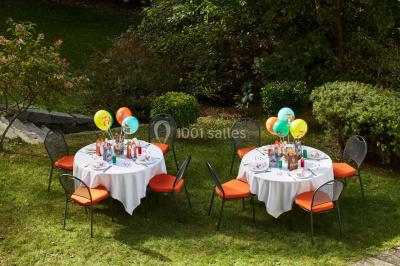 Miniature Location salle Gouvieux (Oise) - Château Jeanne & The Forest - Château de Montvillargenne #14 Un couple en tenue de mariage se tient devant une porte illuminée, entouré de briques et de végétation.