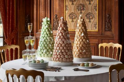 Miniature Location salle Gouvieux (Oise) - Château Jeanne & The Forest - Château de Montvillargenne #18 Un couple en tenue de mariage se tient devant une porte illuminée, entouré de briques et de végétation.