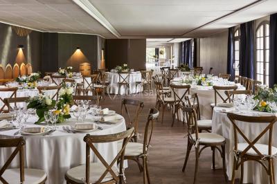 Miniature Location salle Gouvieux (Oise) - Château Jeanne & The Forest - Château de Montvillargenne #11 Un couple en tenue de mariage se tient devant une porte illuminée, entouré de briques et de végétation.