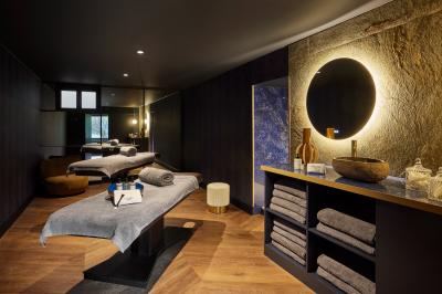 Miniature Location salle Gouvieux (Oise) - Château Jeanne & The Forest - Château de Montvillargenne #20 Un couple en tenue de mariage se tient devant une porte illuminée, entouré de briques et de végétation.