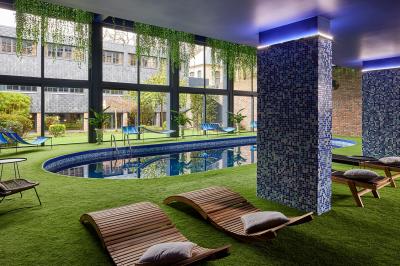 Miniature Location salle Gouvieux (Oise) - Château Jeanne & The Forest - Château de Montvillargenne #19 Un couple en tenue de mariage se tient devant une porte illuminée, entouré de briques et de végétation.