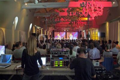 Miniature Location salle Sorgues (Vaucluse) - Château La Tour Vaucros #10 Terrain de tennis en plein air entouré de végétation et d'arbres, avec une clôture grillagée.