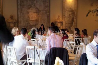 Miniature Location salle Sorgues (Vaucluse) - Château La Tour Vaucros #14 Terrain de tennis en plein air entouré de végétation et d'arbres, avec une clôture grillagée.