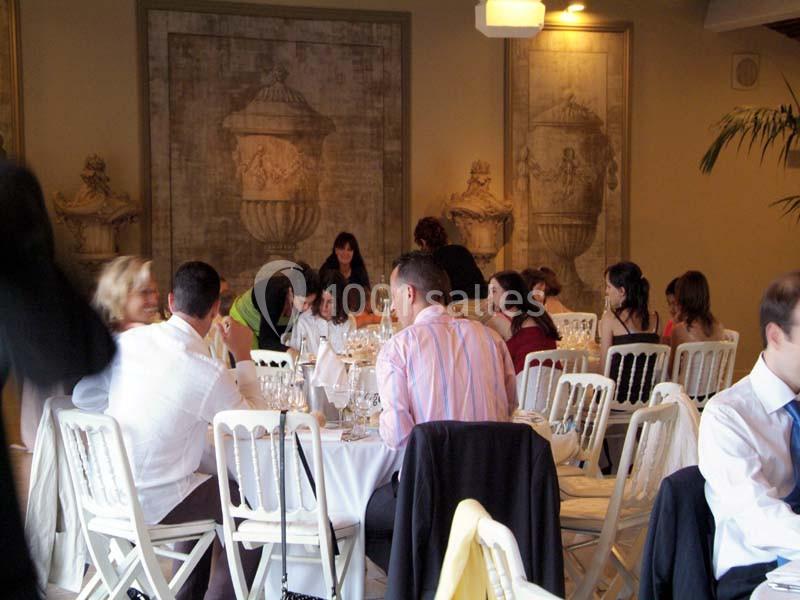 Location salle Sorgues (Vaucluse) - Château La Tour Vaucros #14 Des personnes assises autour de tables rondes dans une salle élégante, lors d'un repas ou d'un événement.