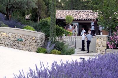 Miniature Location salle Sorgues (Vaucluse) - Château La Tour Vaucros #6 Terrain de tennis en plein air entouré de végétation et d'arbres, avec une clôture grillagée.