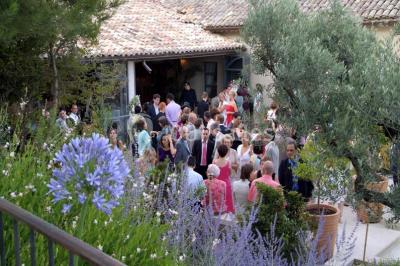 Miniature Location salle Sorgues (Vaucluse) - Château La Tour Vaucros #8 Terrain de tennis en plein air entouré de végétation et d'arbres, avec une clôture grillagée.