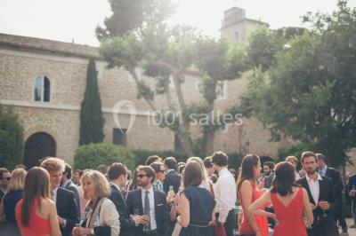 Miniature Location salle Sorgues (Vaucluse) - Château La Tour Vaucros #5 Terrain de tennis en plein air entouré de végétation et d'arbres, avec une clôture grillagée.