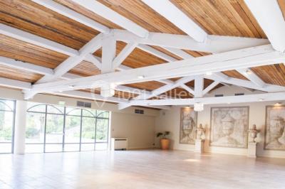 Miniature Location salle Sorgues (Vaucluse) - Château La Tour Vaucros #13 Terrain de tennis en plein air entouré de végétation et d'arbres, avec une clôture grillagée.