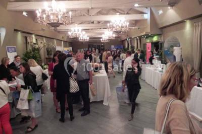 Miniature Location salle Sorgues (Vaucluse) - Château La Tour Vaucros #11 Terrain de tennis en plein air entouré de végétation et d'arbres, avec une clôture grillagée.