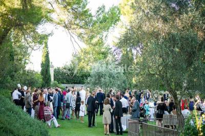 Miniature Location salle Sorgues (Vaucluse) - Château La Tour Vaucros #4 Terrain de tennis en plein air entouré de végétation et d'arbres, avec une clôture grillagée.
