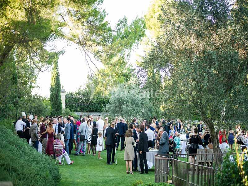 Location salle Sorgues (Vaucluse) - Château La Tour Vaucros #4 Groupe de personnes rassemblées dans un jardin verdoyant lors d'un événement en plein air.