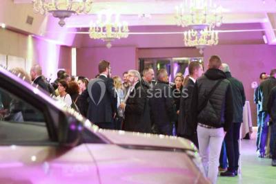 Miniature Location salle Sorgues (Vaucluse) - Château La Tour Vaucros #12 Terrain de tennis en plein air entouré de végétation et d'arbres, avec une clôture grillagée.