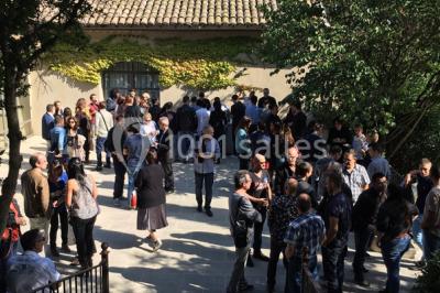 Miniature Location salle Sorgues (Vaucluse) - Château La Tour Vaucros #7 Terrain de tennis en plein air entouré de végétation et d'arbres, avec une clôture grillagée.