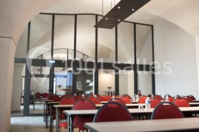 Miniature Location salle Sorgues (Vaucluse) - Château La Tour Vaucros #15 Terrain de tennis en plein air entouré de végétation et d'arbres, avec une clôture grillagée.