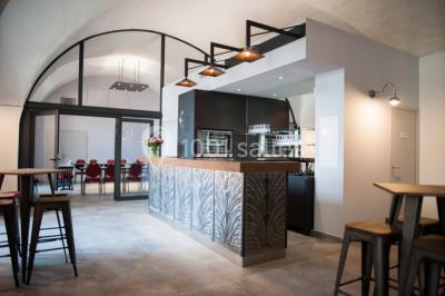 Miniature Location salle Sorgues (Vaucluse) - Château La Tour Vaucros #16 Terrain de tennis en plein air entouré de végétation et d'arbres, avec une clôture grillagée.