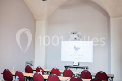 Miniature Location salle Sorgues (Vaucluse) - Château La Tour Vaucros #17 Terrain de tennis en plein air entouré de végétation et d'arbres, avec une clôture grillagée.