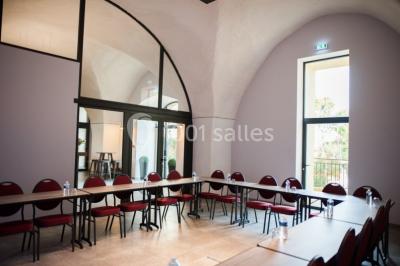 Miniature Location salle Sorgues (Vaucluse) - Château La Tour Vaucros #18 Terrain de tennis en plein air entouré de végétation et d'arbres, avec une clôture grillagée.