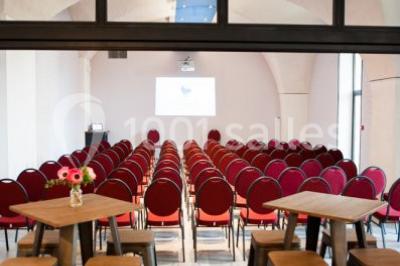 Miniature Location salle Sorgues (Vaucluse) - Château La Tour Vaucros #21 Terrain de tennis en plein air entouré de végétation et d'arbres, avec une clôture grillagée.