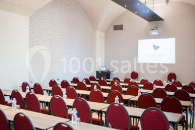 Miniature Location salle Sorgues (Vaucluse) - Château La Tour Vaucros #20 Terrain de tennis en plein air entouré de végétation et d'arbres, avec une clôture grillagée.