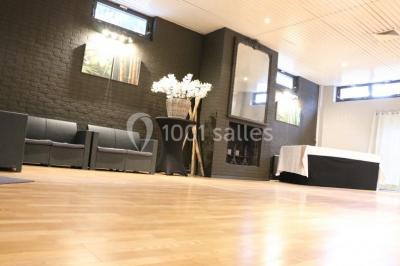 Miniature Location salle Hem (Nord) - L'Auberge du Tilleul #7 Table de buffet avec plats chauds et froids, dans une salle lumineuse avec colonnes et invités debout en arrière-plan.