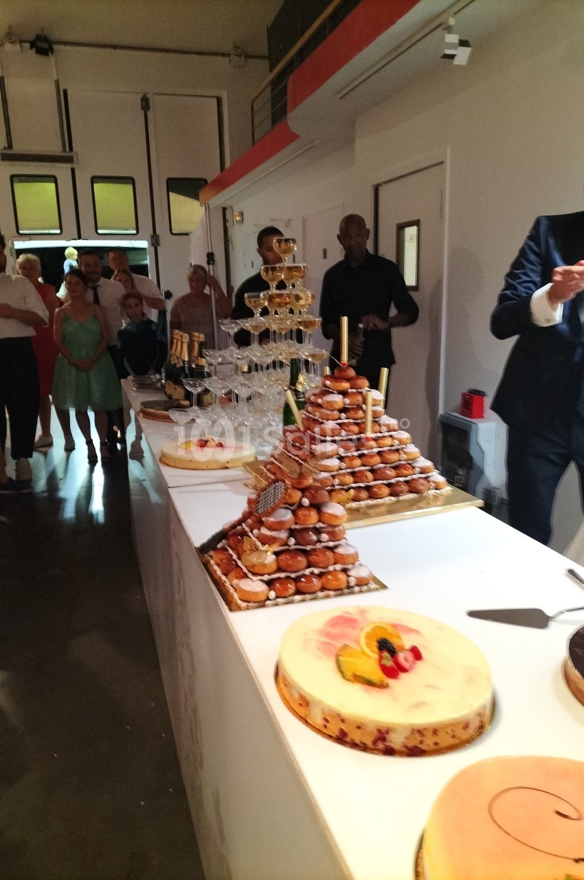 Notre service traiteur offre un dessert toue en pyramide