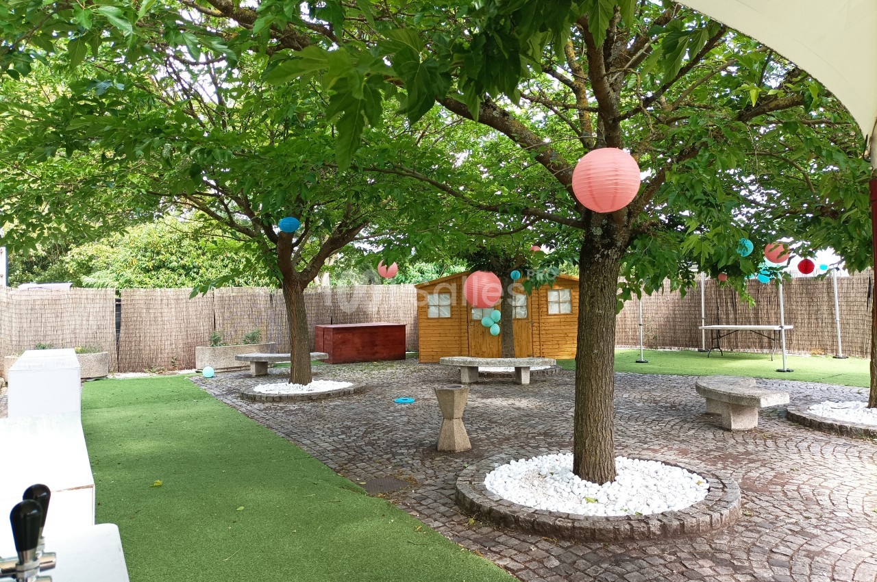 Une grande terrasse arborée pour profiter du beau temps