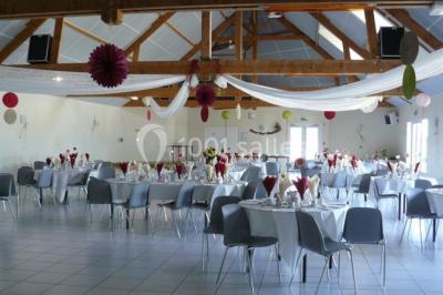 Façade d'un bâtiment beige avec des fenêtres et une entrée, portant l'inscription ’Les Elfes’.