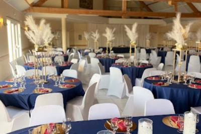 Façade d'un bâtiment beige avec des fenêtres et une entrée, portant l'inscription ’Les Elfes’.