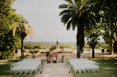 Miniature Location salle Le Cannet-des-Maures (Var) - Château Colbert Cannet #5 Un couple danse sous des guirlandes lumineuses devant un bâtiment éclairé en rouge, de nuit.