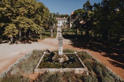 Miniature Location salle Le Cannet-des-Maures (Var) - Château Colbert Cannet #2 Un couple danse sous des guirlandes lumineuses devant un bâtiment éclairé en rouge, de nuit.