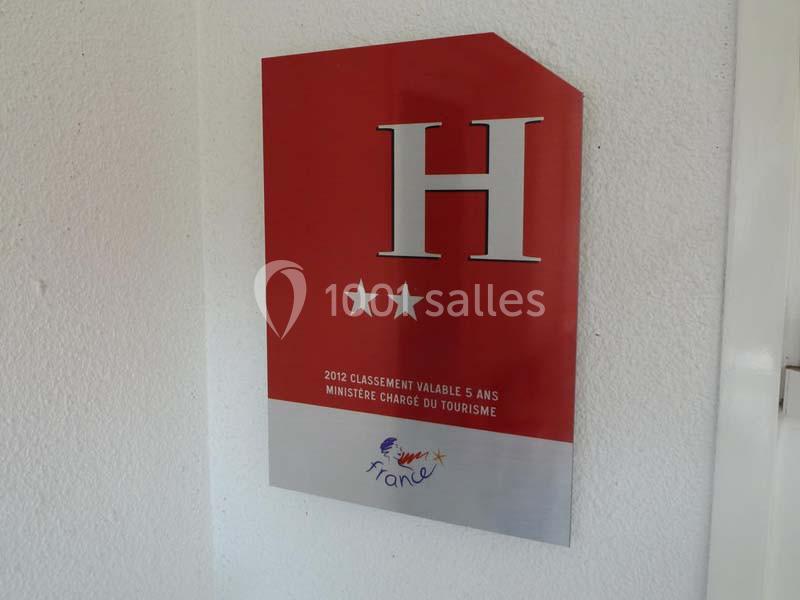 Plaque rouge avec un ’H’ et deux étoiles indiquant un classement hôtelier en France, valable cinq ans.
