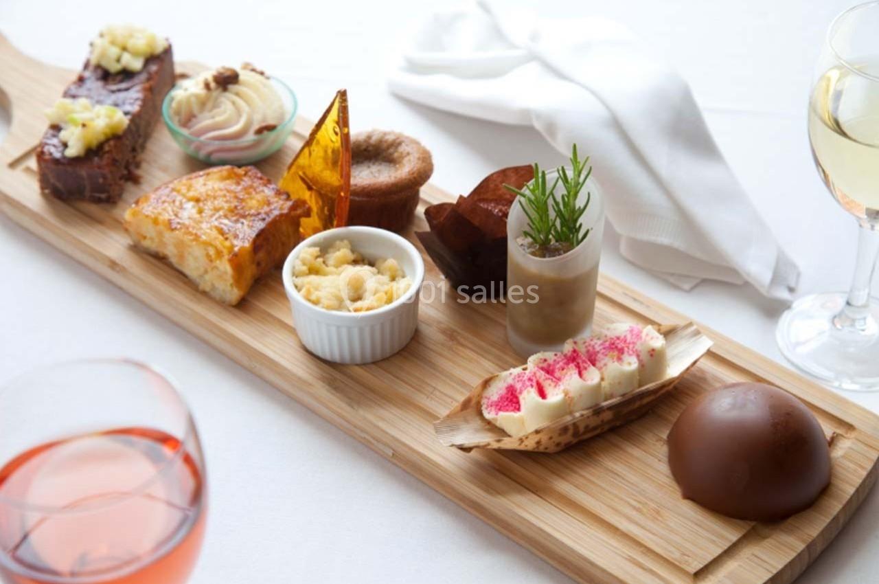 Location salle Bonneval (Eure-et-Loir) - Auberge de La Herse #11 Plateau en bois avec divers desserts raffinés, incluant gâteaux, mousses, crumble et décorations gourmandes.