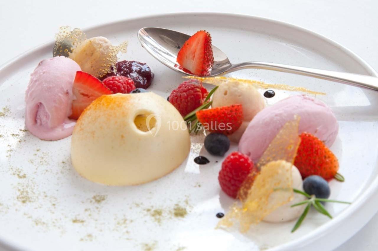 Location salle Bonneval (Eure-et-Loir) - Auberge de La Herse #12 Assiette de dessert composée de mousse, sorbets, fruits rouges frais, éclats de caramel et décorations comestibles.